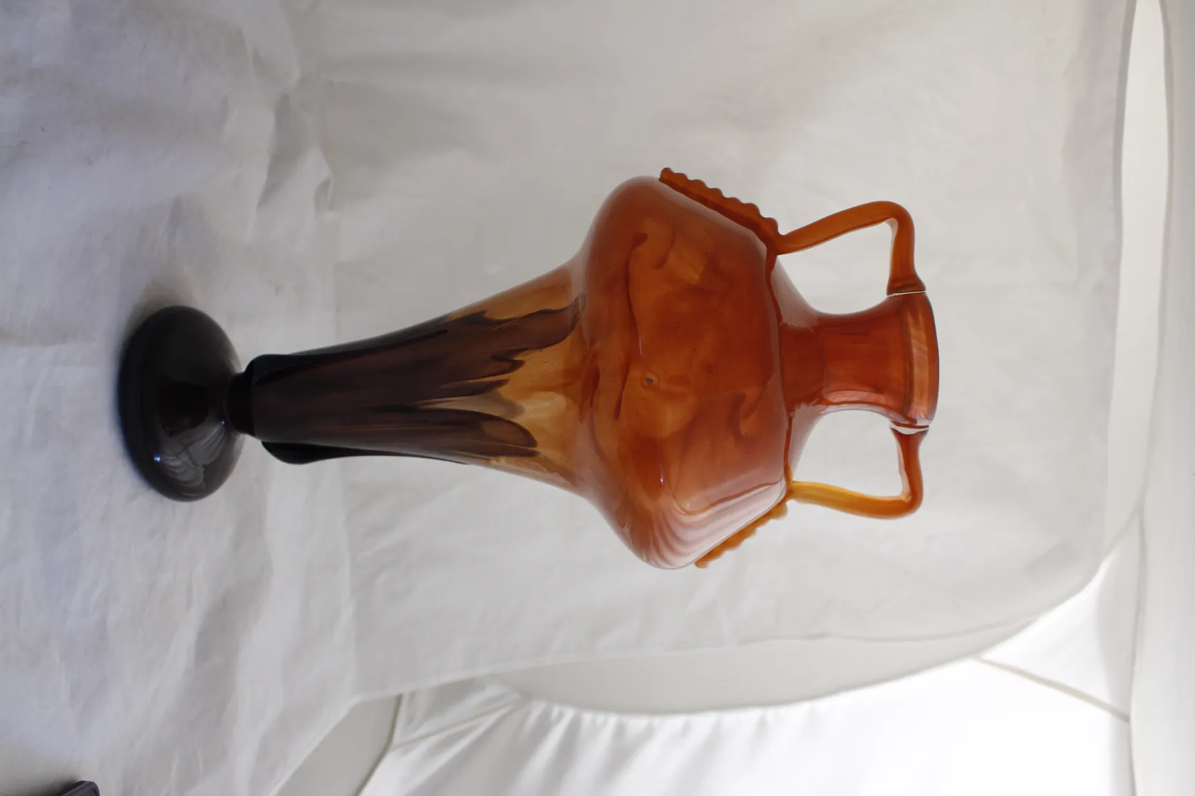 Verre ancien signé Schneider avec base sombre