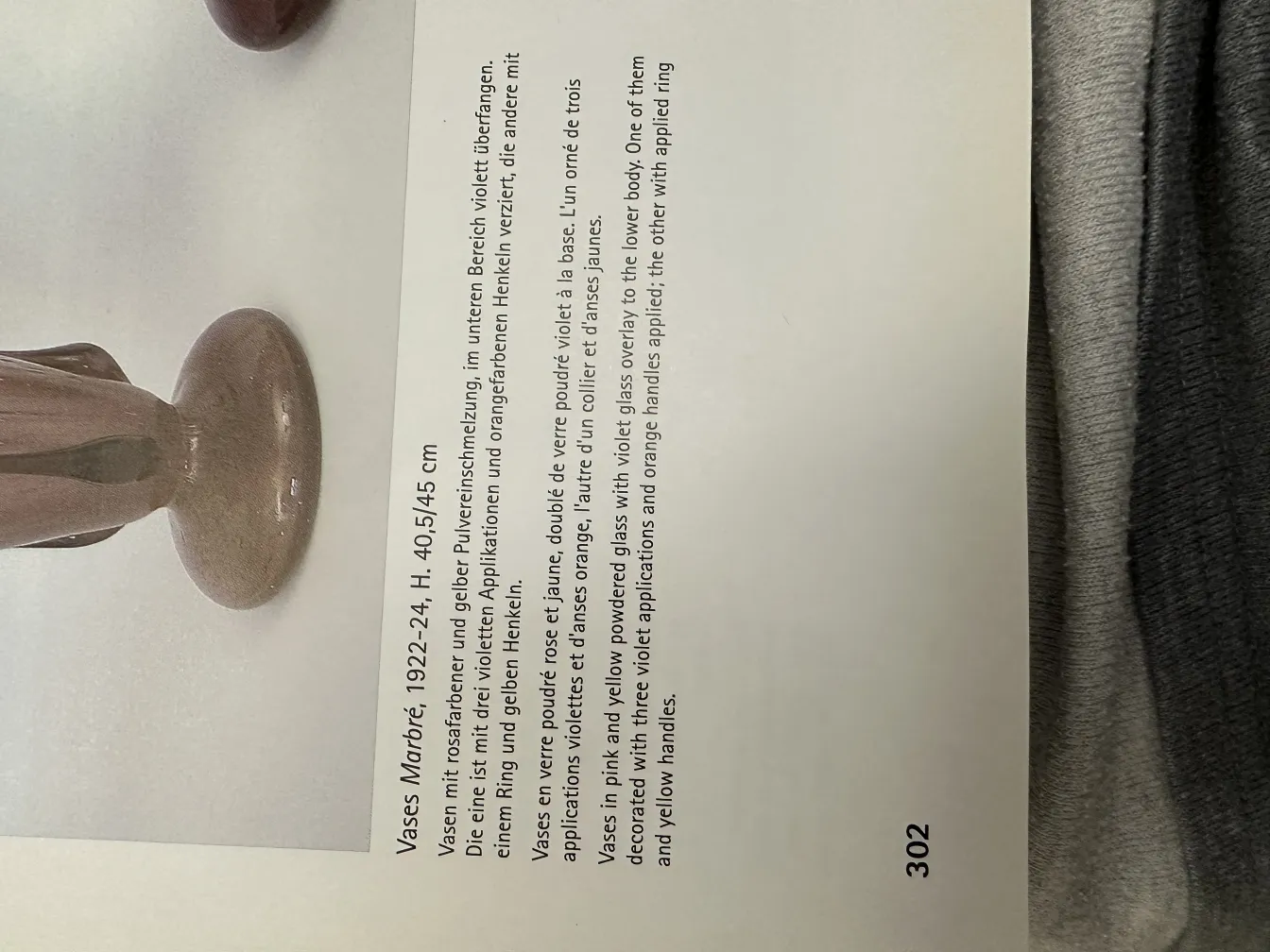 サイン入りの古いガラス花瓶にカラフルな装飾