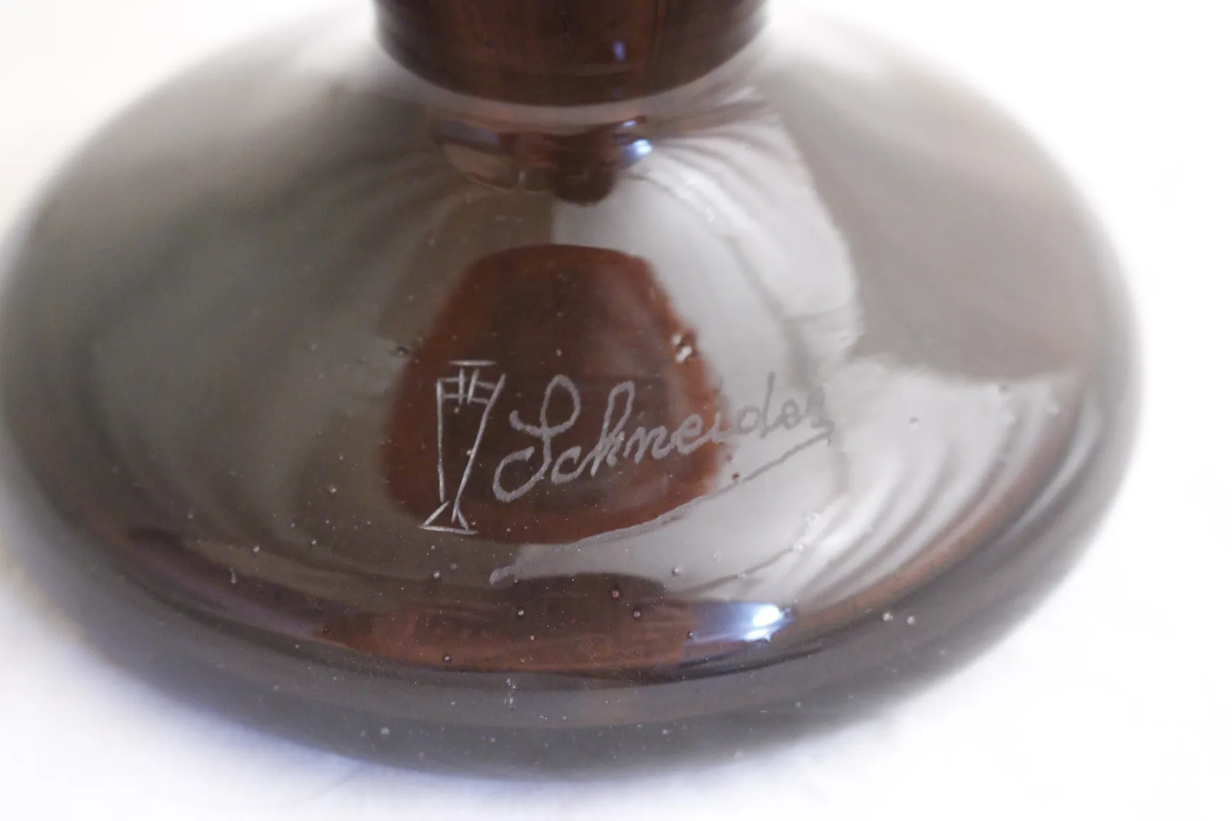 Verre signé avec la signature de Schneider en couleur foncée, ancien.