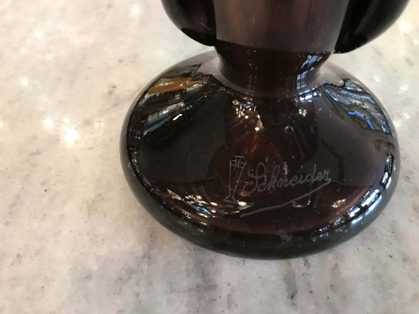 Античное стекло с подписью Шнайдера на основании, элегантное и уникальное.