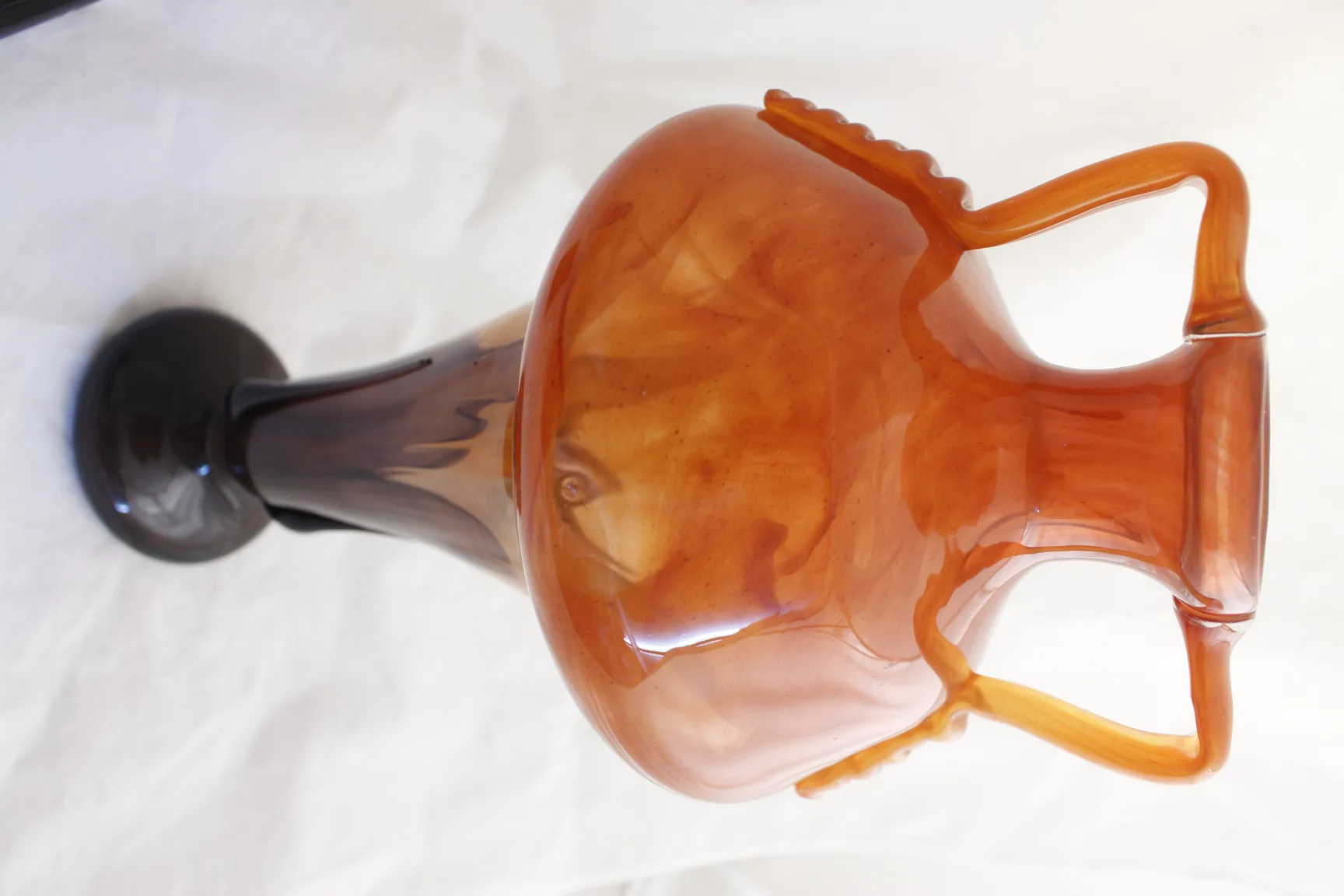 シュナイダー署名のアンバー調の古いグラス