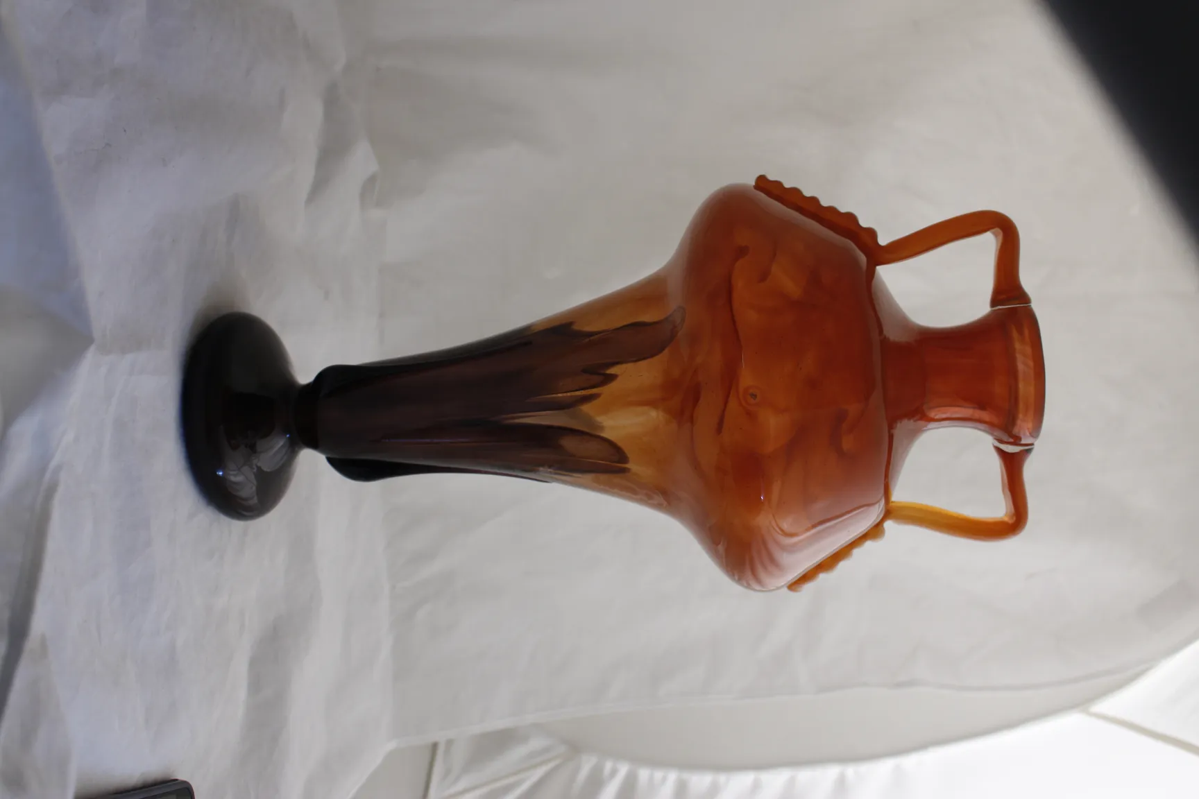 vidrio firmado con diseño elegante y base oscura