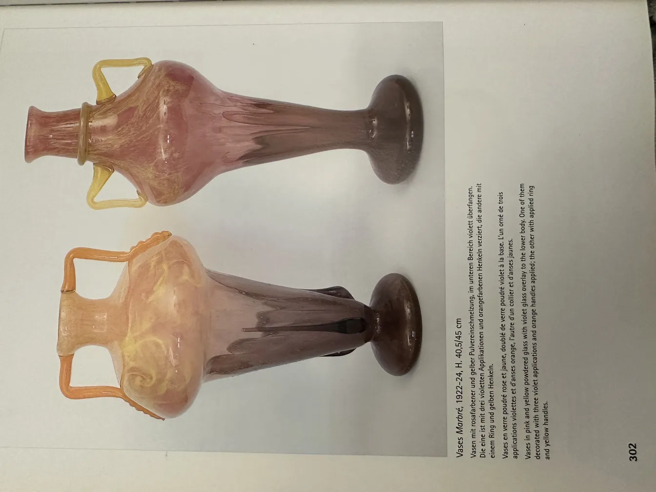 Deux vases en verre antique signés par Schneider en tons rose et marron.