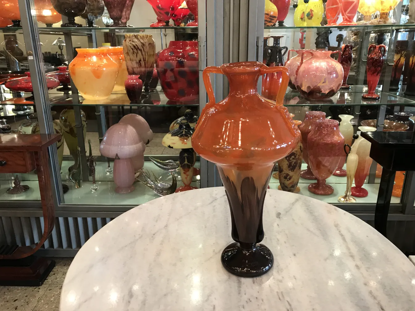 Vase ancien signé par Schneider dans une vitrine colorée
