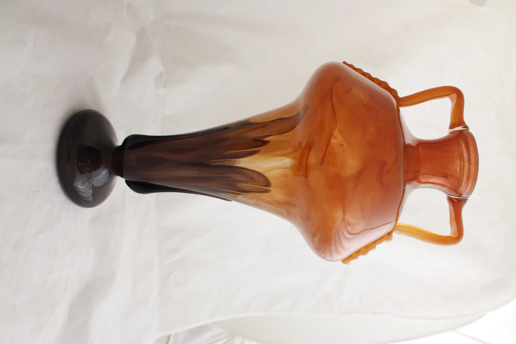 antike vase aus signiertem glas mit dekorativen details