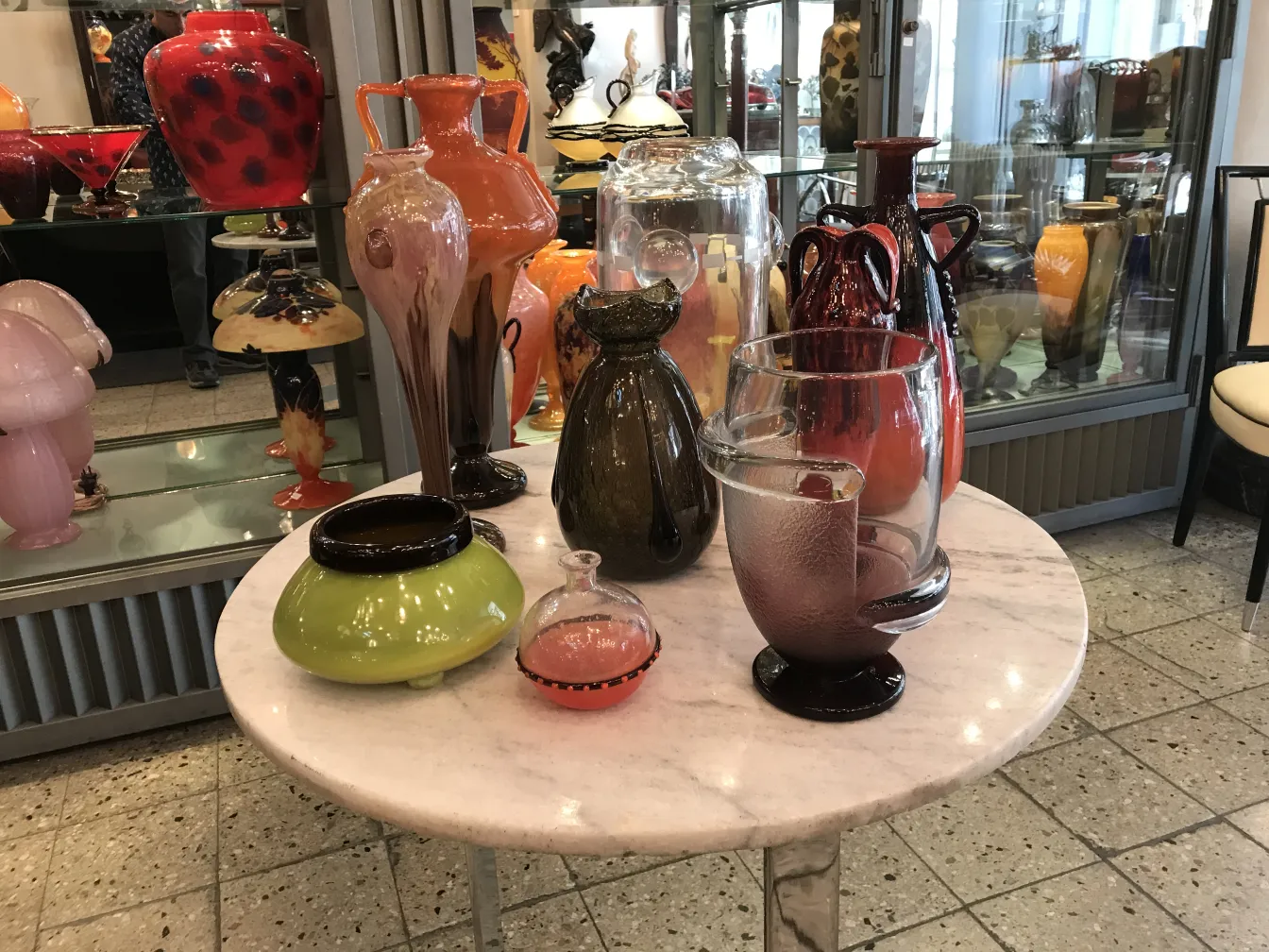 施耐德签名玻璃，展现古董多种颜色和形状