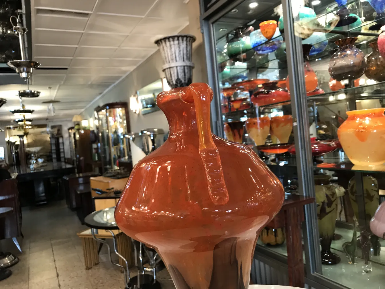 Signiertes Glas Schneider in einer dekorativen Antiquitätenumgebung