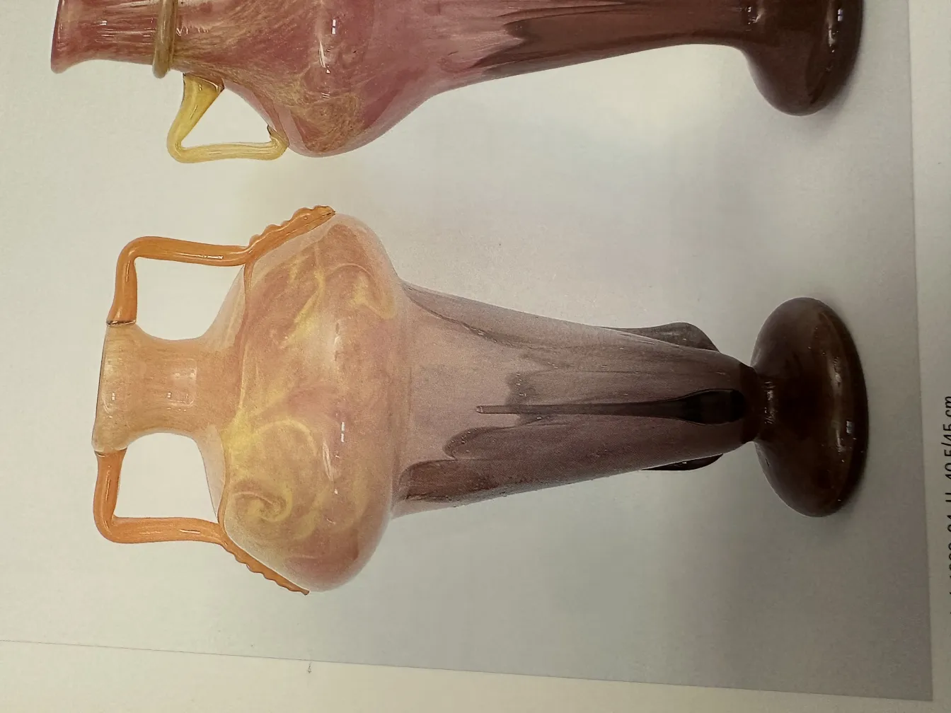 dos jarrones de vidrio con colores que se mezclan armoniosamente