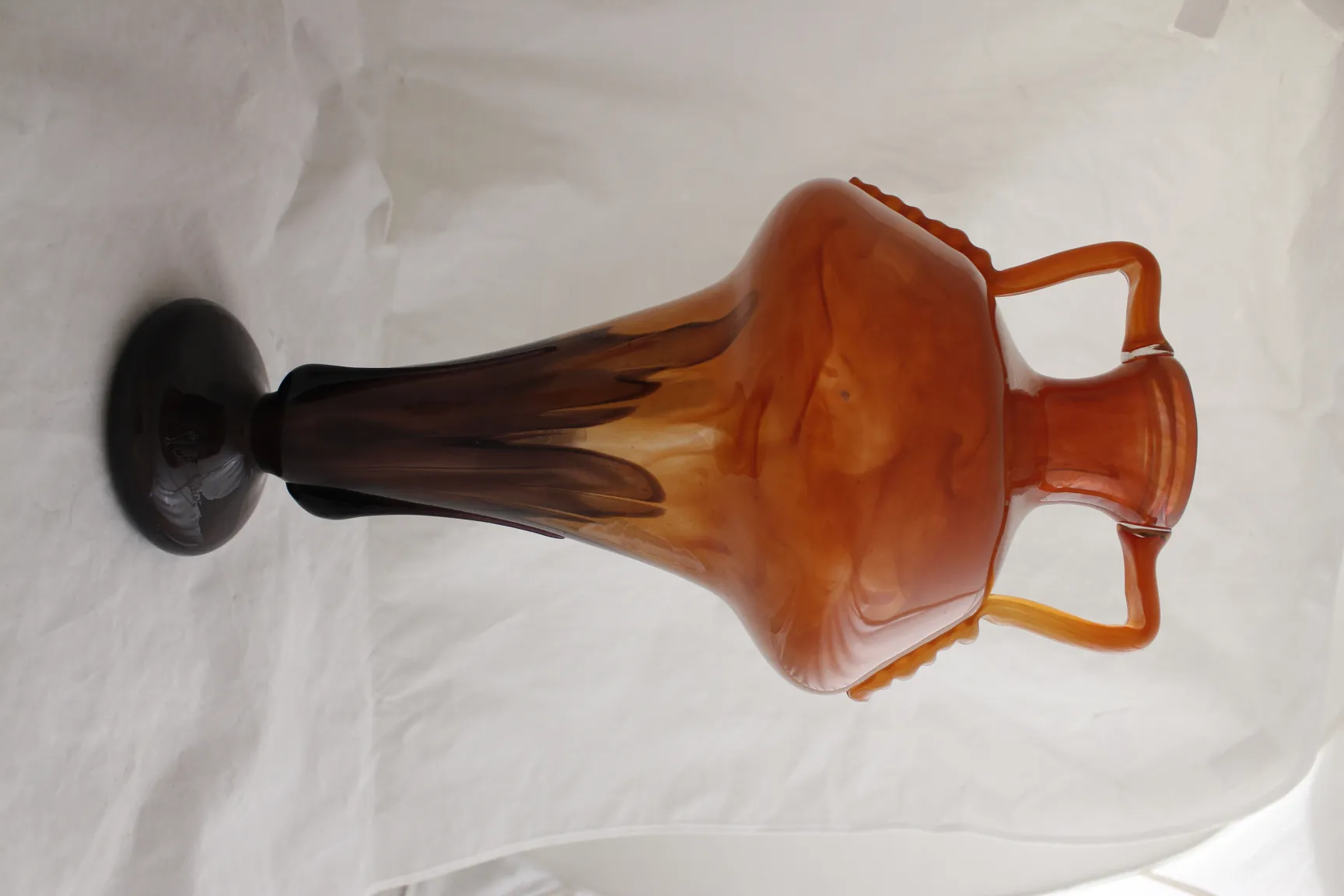 زجاج قديم موقّع من شناكير بتصميم فرنسي.