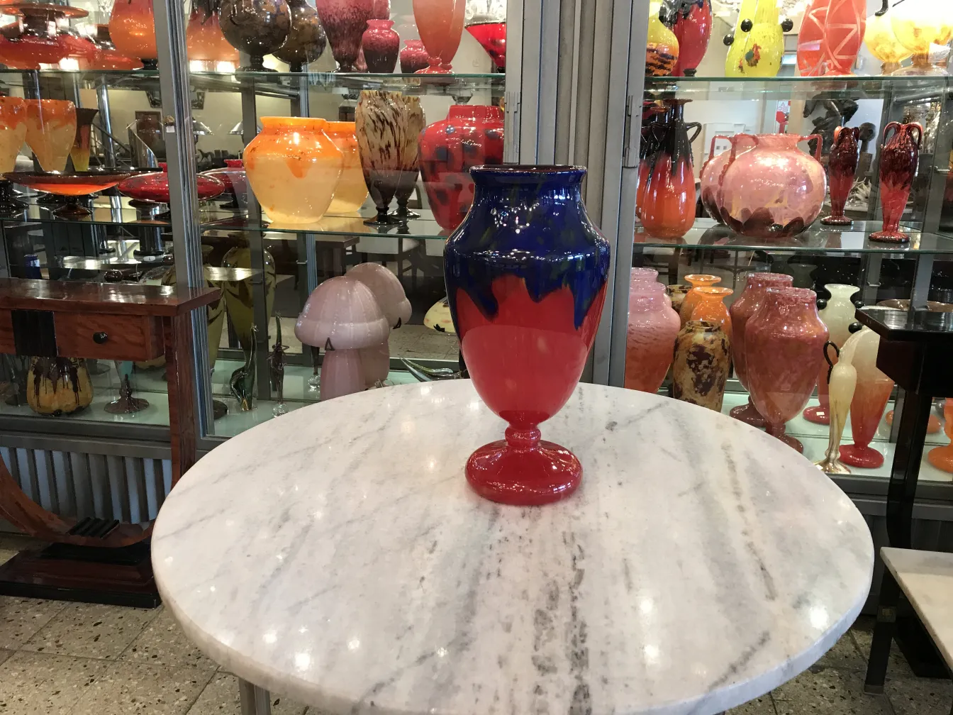 vetro antico con decorazione rossa e blu