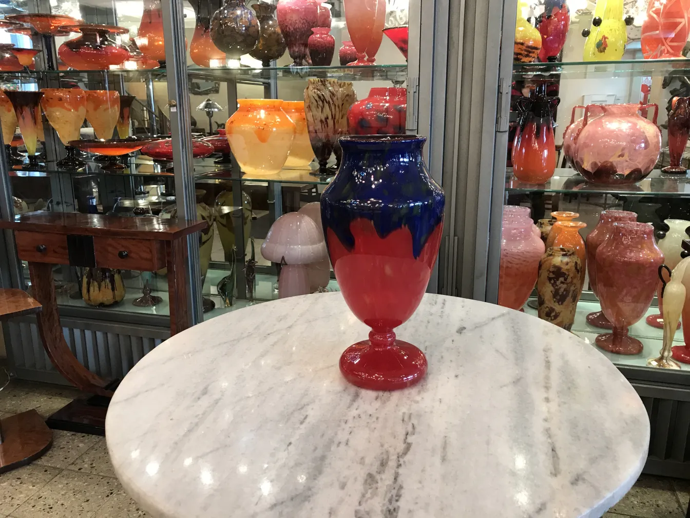 vaso de vidro assinado em vermelho e azul