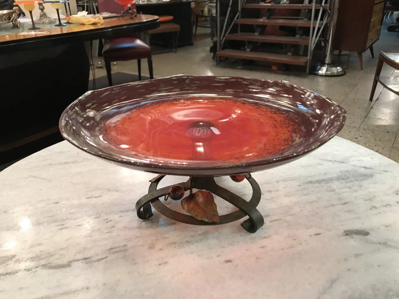 piatto decorativo in vetro firmato schneider in ambiente antico