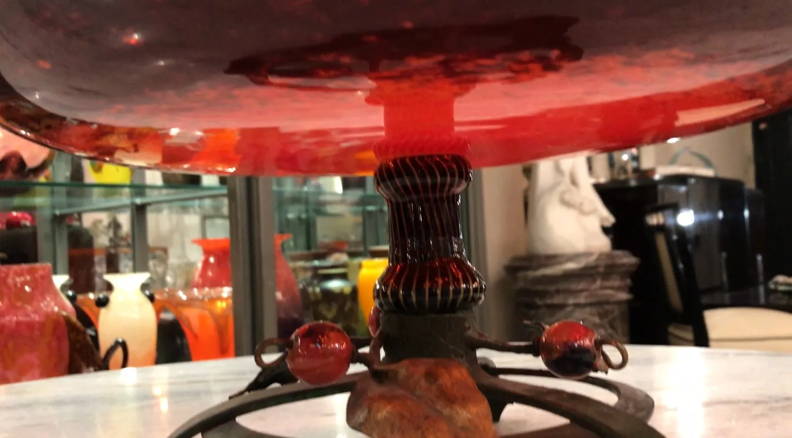 vetro firmato di schneider su base decorativa rossa