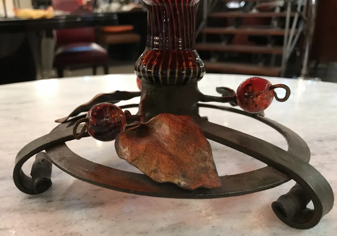 sotto una base metallica, vetro con decorazione floreale