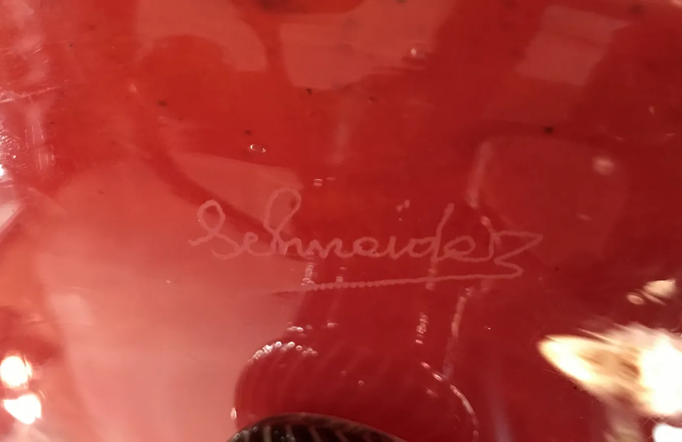 vidrio firmado en color rojo brillante con firma de Schneider.