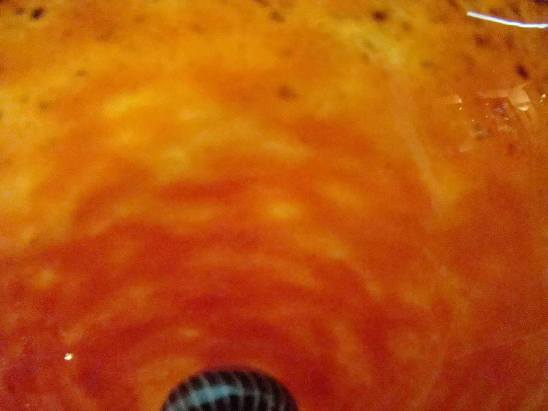 زجاج قديم موقّع من شنايدر مع ألوان نابضة بالداخل.