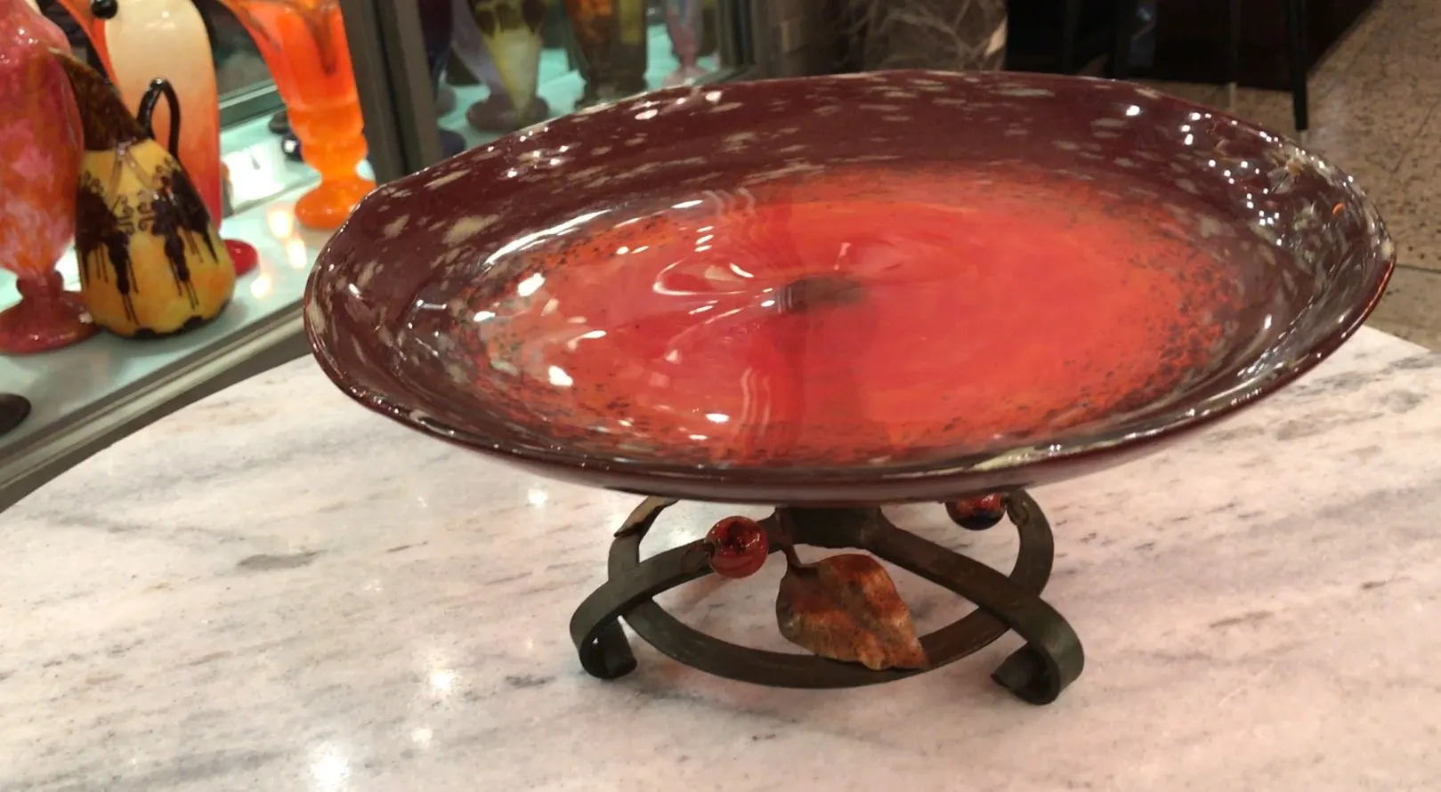 piatto decorativo antico in vetro firmato Schneider con base