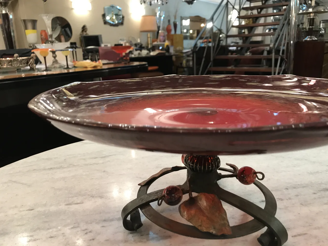 Signiertes Glas von Schneider auf dekorativem Metallfuß