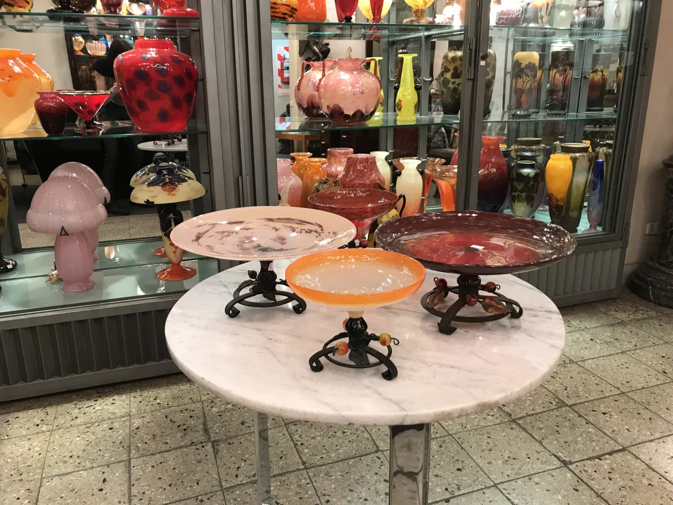 カラフルなアンティークサイン入りガラスプレートの展示