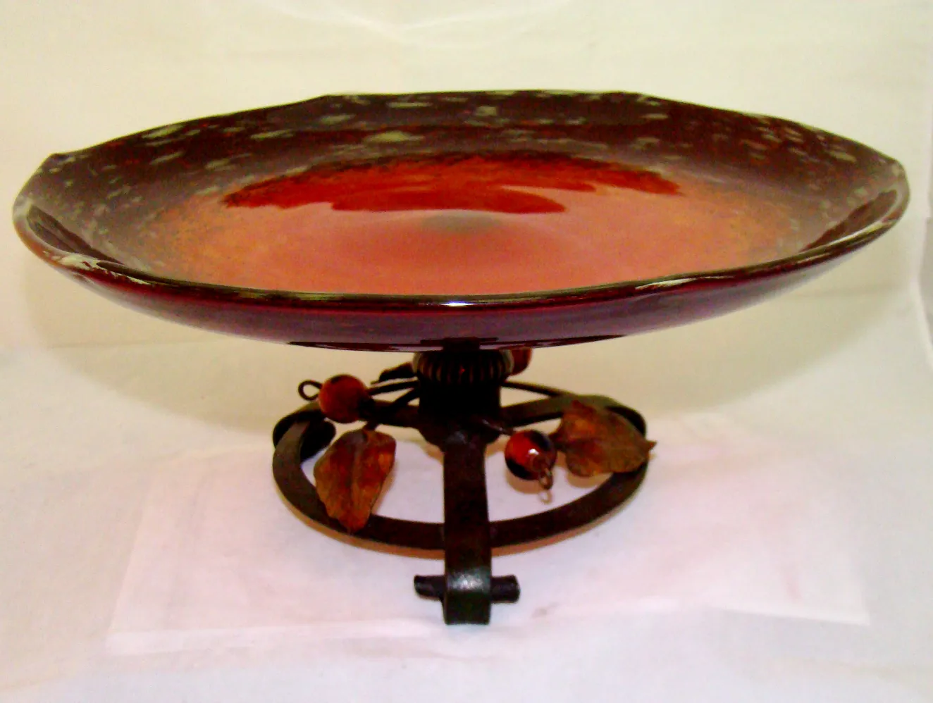 Base decorativa con foglie e frutti; vetro colorato.