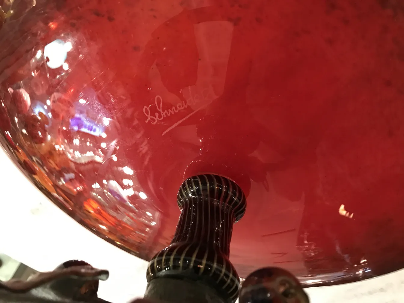 Vidro antigo assinado por Schneider em cor vermelha com base decorativa.