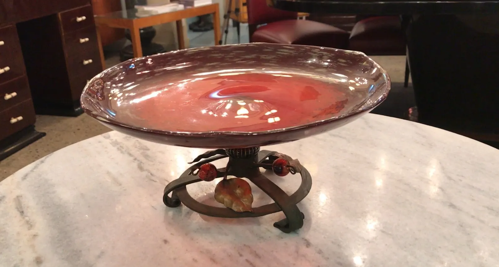 Piatto di vetro firmato antico da Schneider in francese, decorativo ed elegante, con dettagli unici.