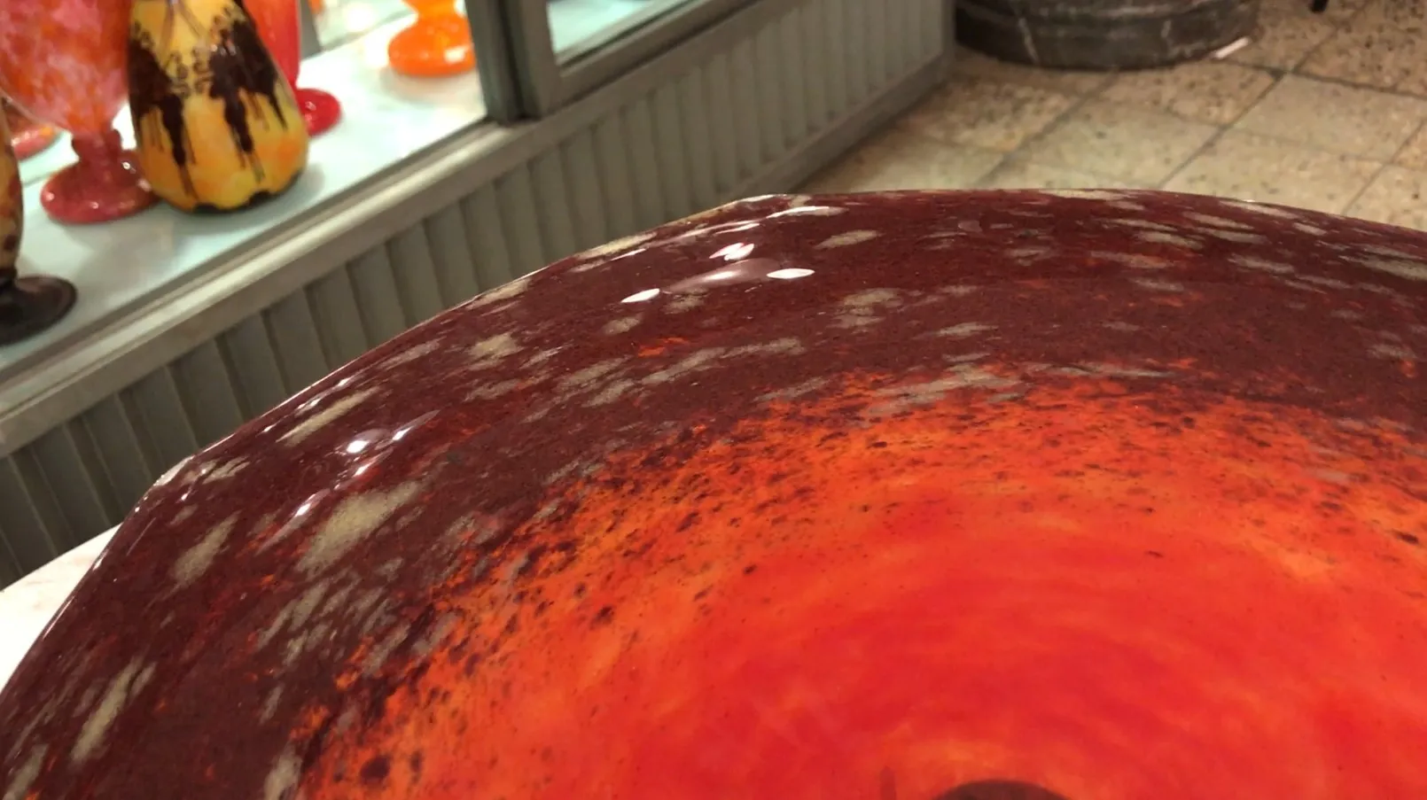 Signiertes Glas Schneider mit roten und orangefarbenen Nuancen