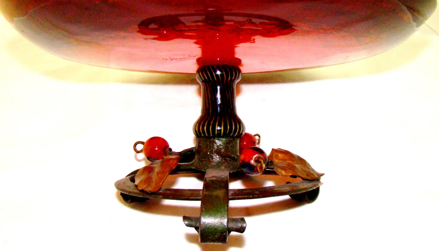 Verre signé par Schneider, ancien design français avec base décorative