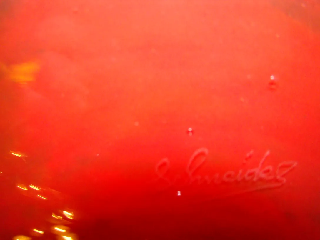 Antikes Glas mit Schneider-Unterschrift, roter Hintergrund