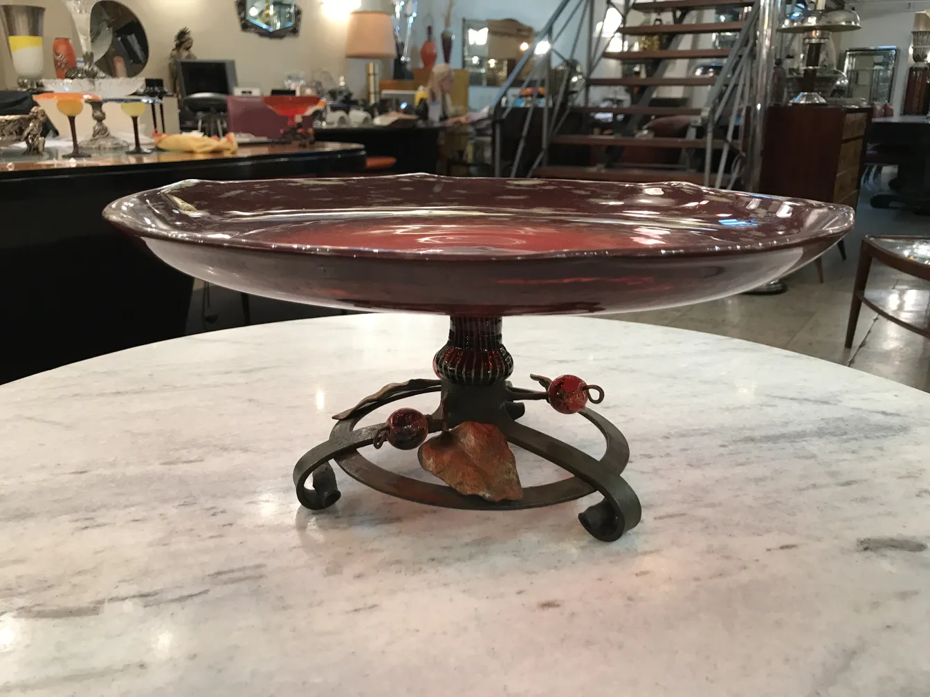 ग्लास पर हस्ताक्षरित श्नाइडर एक सजावटी स्टैंड पर एक मेज पर