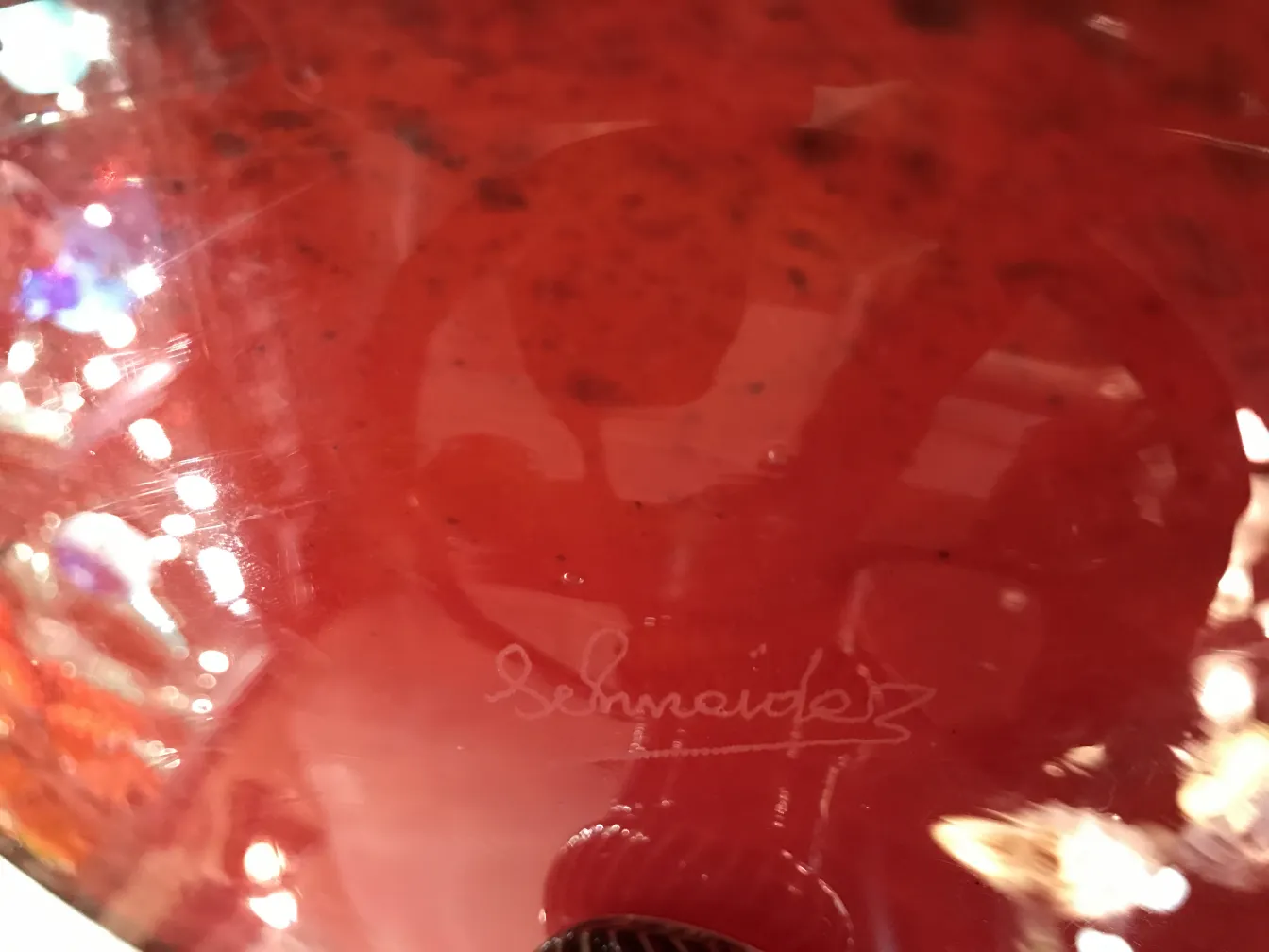 Verre signé avec teinte rouge indiquant son antiquité, Schneider.