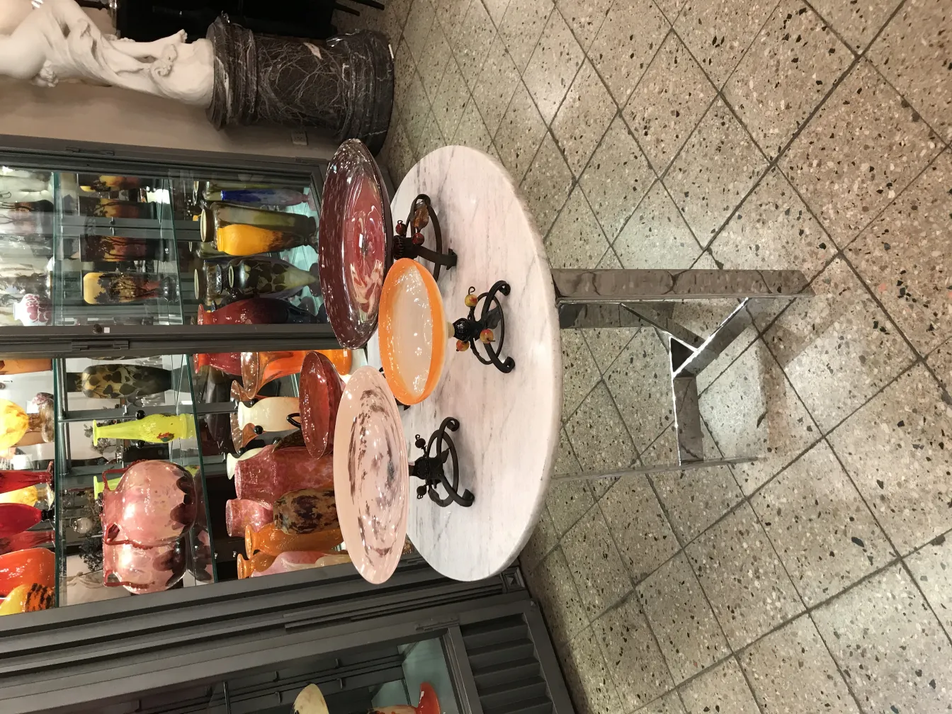 vidro assinado com bordas arredondadas em mesa decorativa