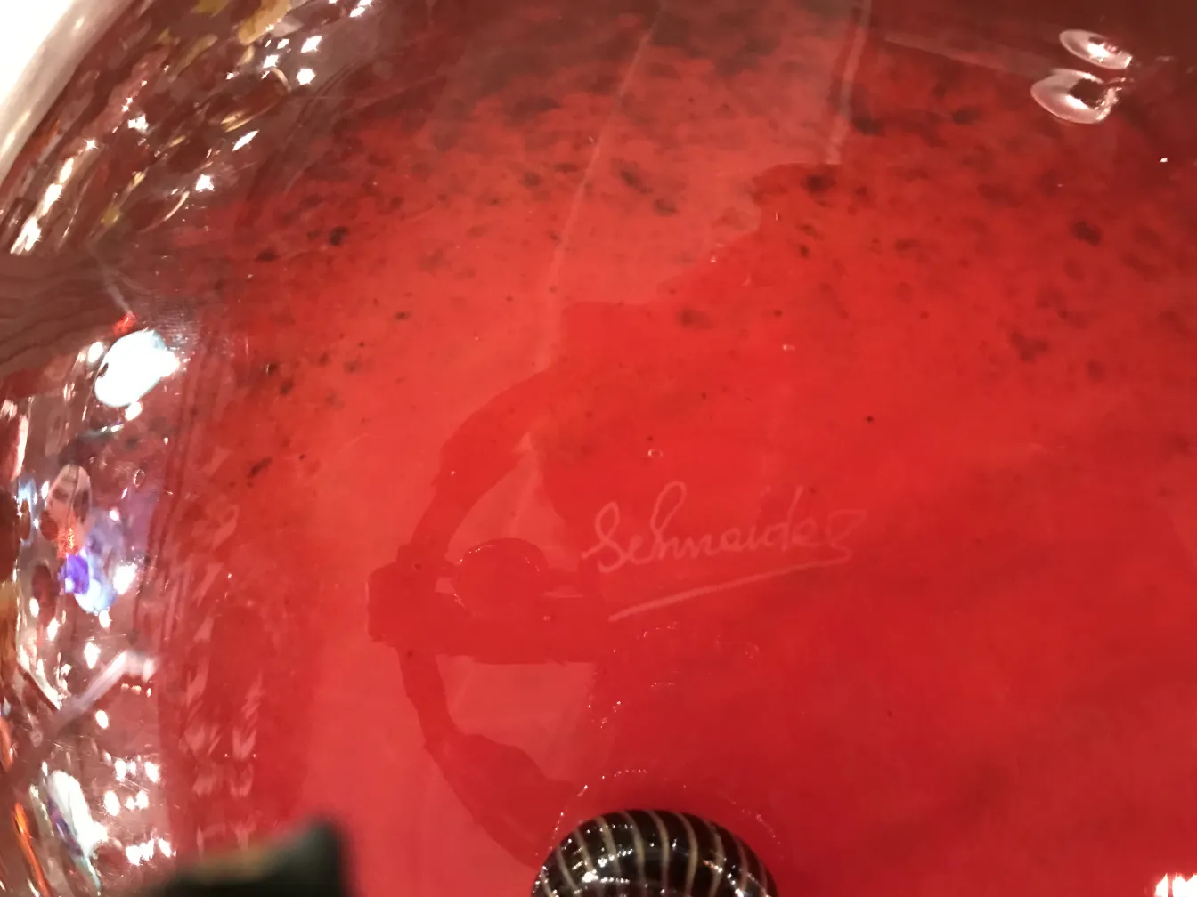 Vidro antigo assinado por Schneider com fundo vermelho brilhante