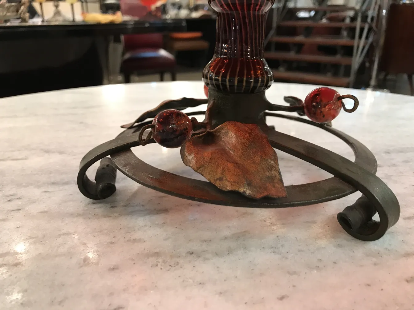 Base de metal con detalles decorativos y esferas de colores, antigüedad