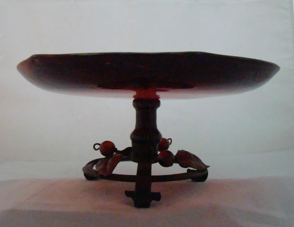 Vista lateral de elegante vidrio firmado Schneider en pie de metal