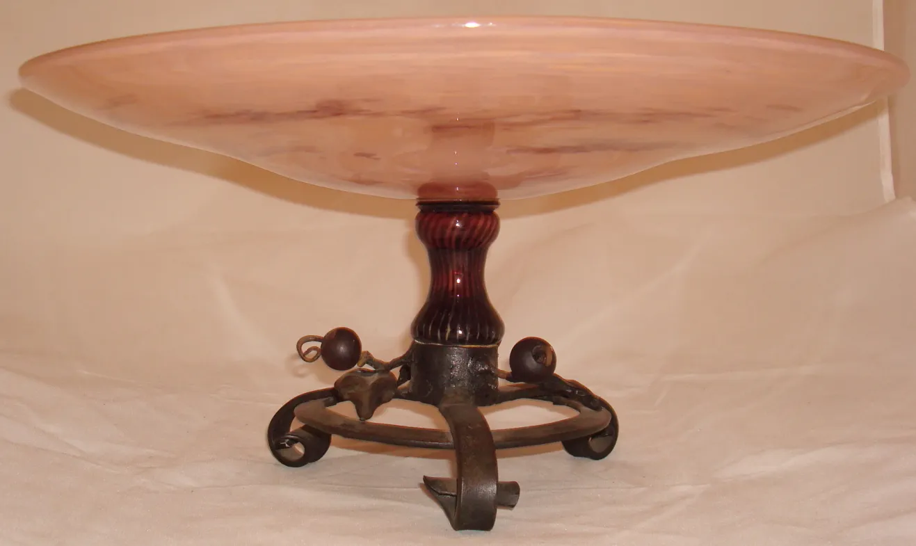 Prato de vidro assinado Schneider, com base decorativa antiga