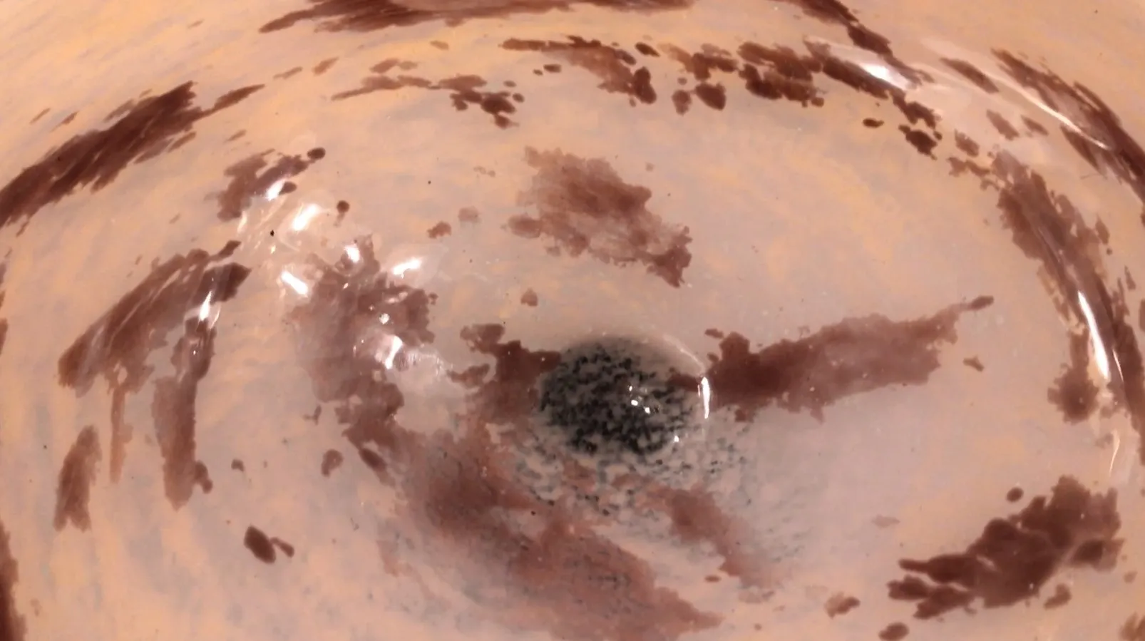 古董玻璃上施耐德的签名，设计中有装饰元素。