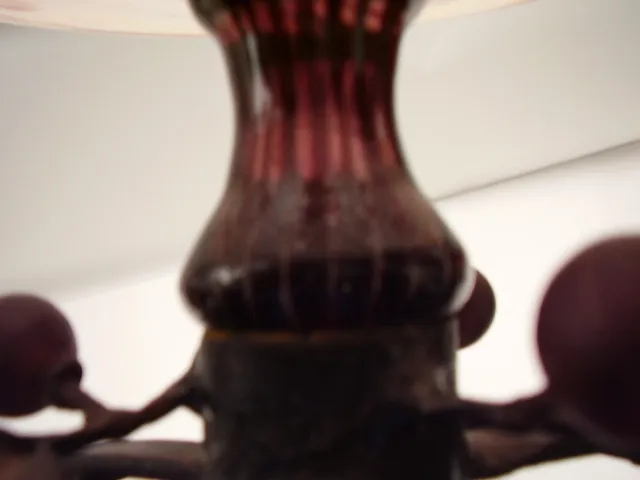 Dunkles Glas mit dekorativen Rillen.