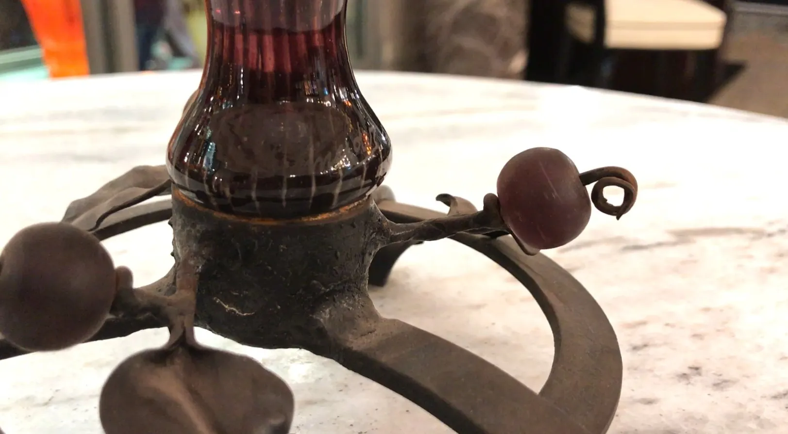 Vetro antico firmato Schneider con dettagli decorativi