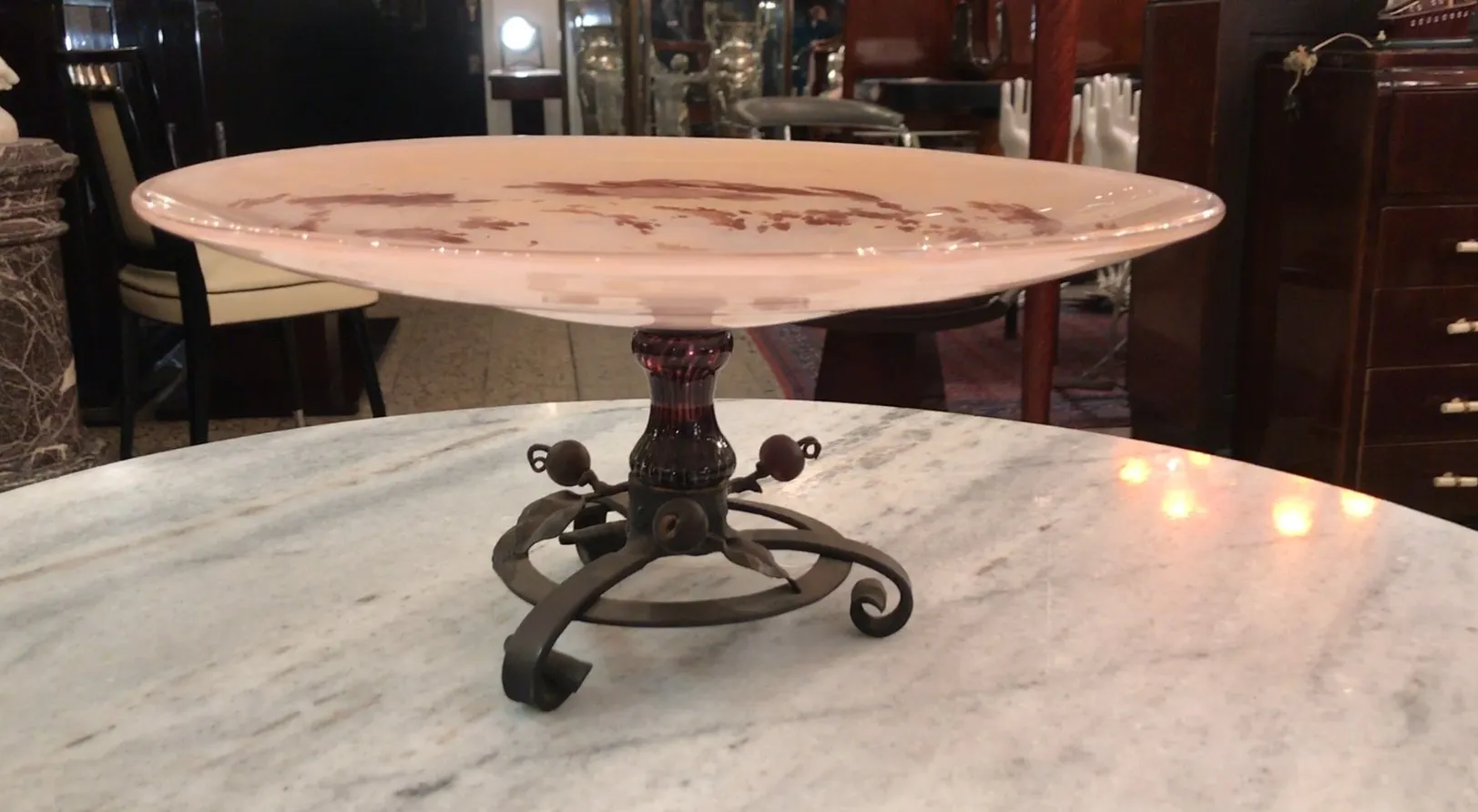 Verre signé par Schneider sur un support décoratif