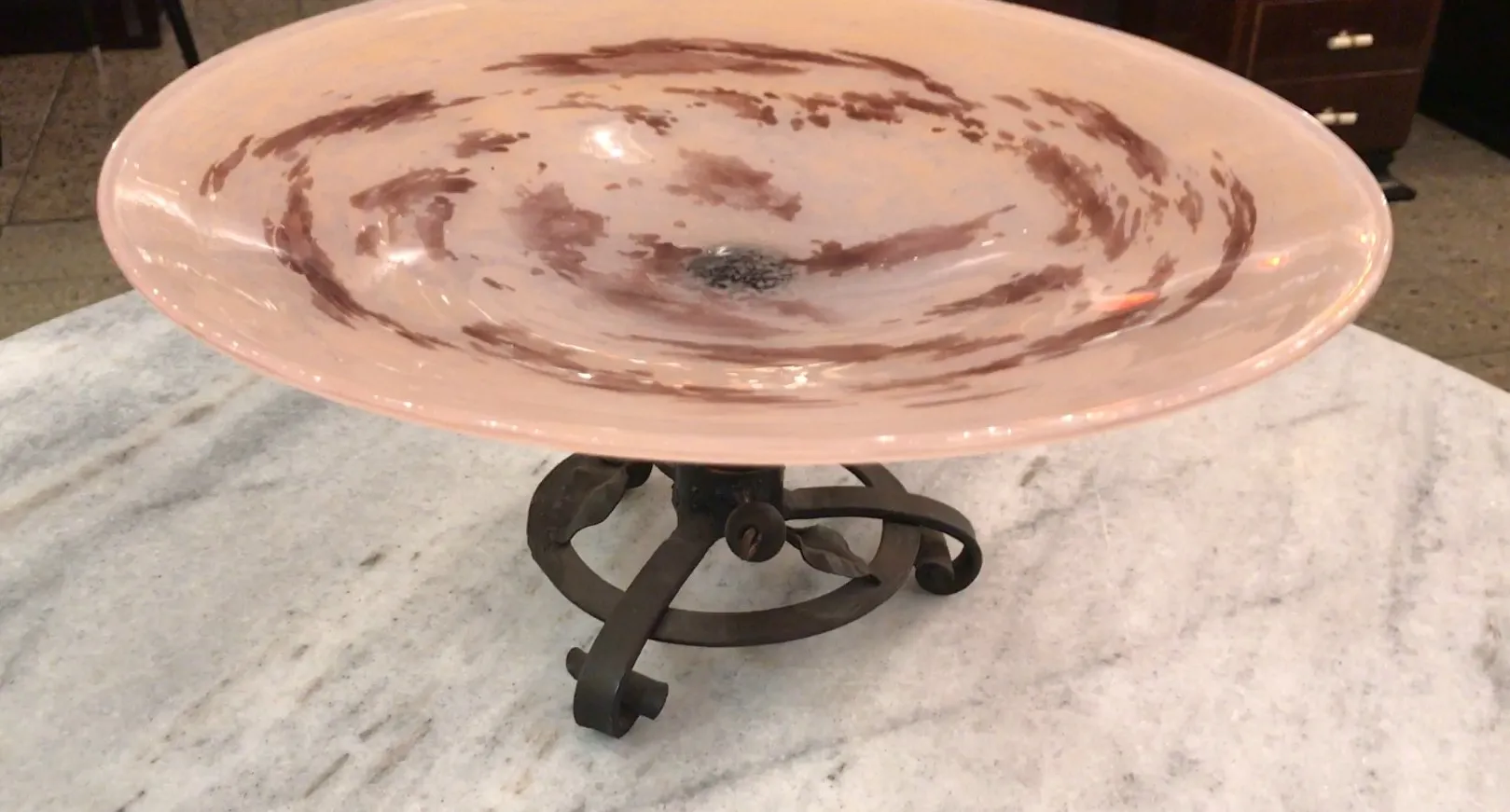 Vidro antigo assinado Schneider com base decorativa, tons suaves.