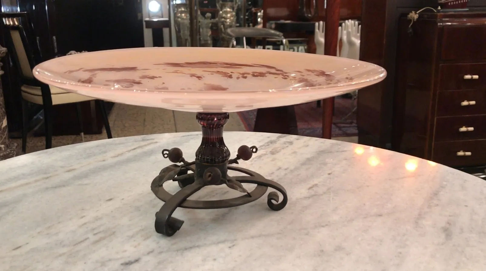 prato de vidro antigo com base de metal decorativa