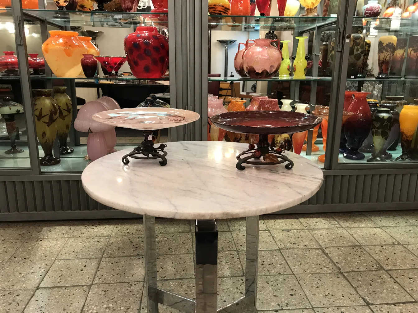 deux pièces de verre signé Schneider sur une table en marbre, collection antique