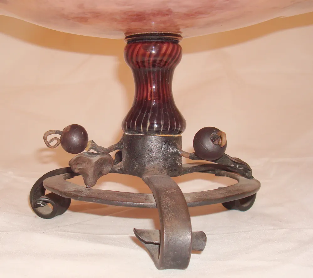 détails du verre signé Schneider avec base en métal ancien