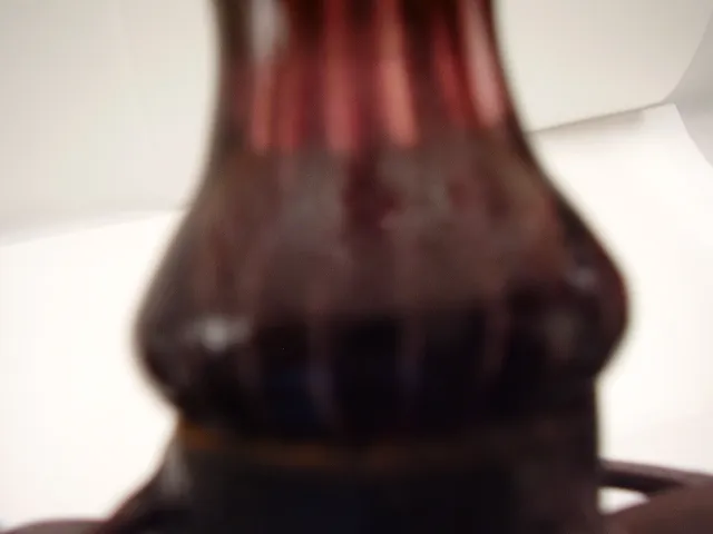 Verre signé ancien Schneider avec détails décoratifs, cadre élégant.