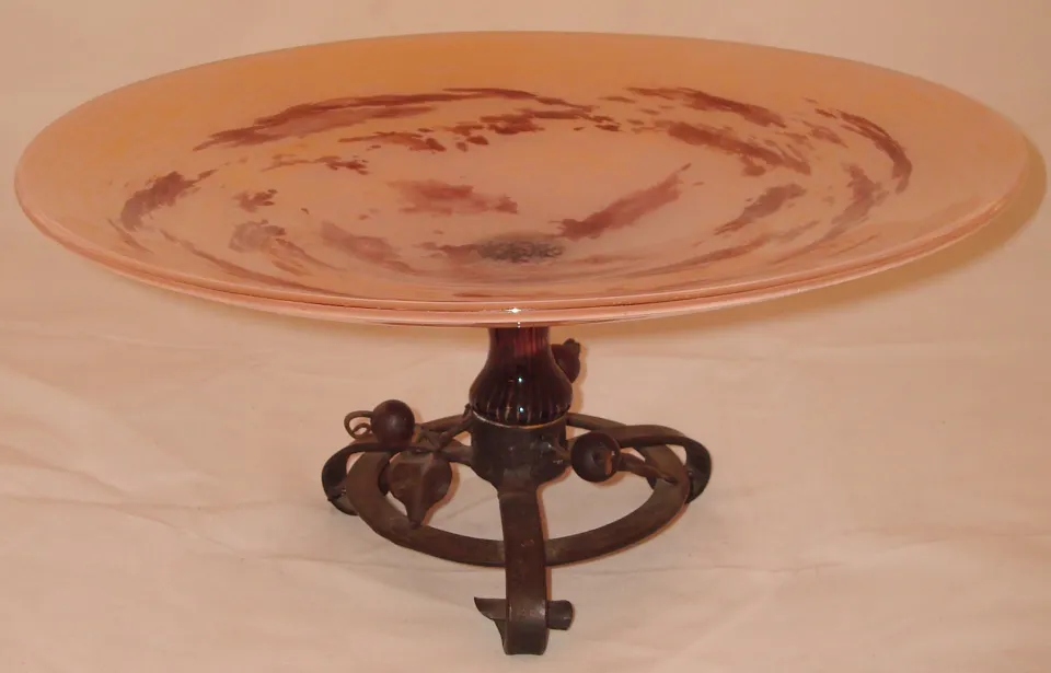 plato en vidrio con firma, base metálica, diseño elegante