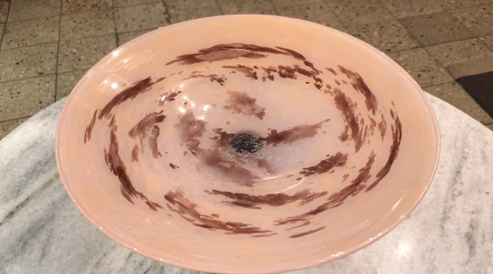 Schale aus Glas mit buntem Design im Inneren