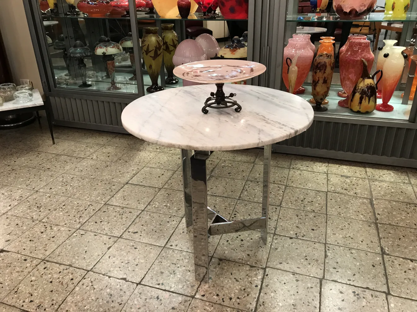 زجاج موقّع شنايدر فرنسي في بيئة قديمة