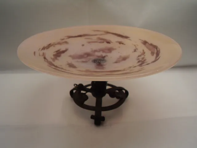 Assiette antique en verre signé Schneider, nuances claires et motifs subtils.