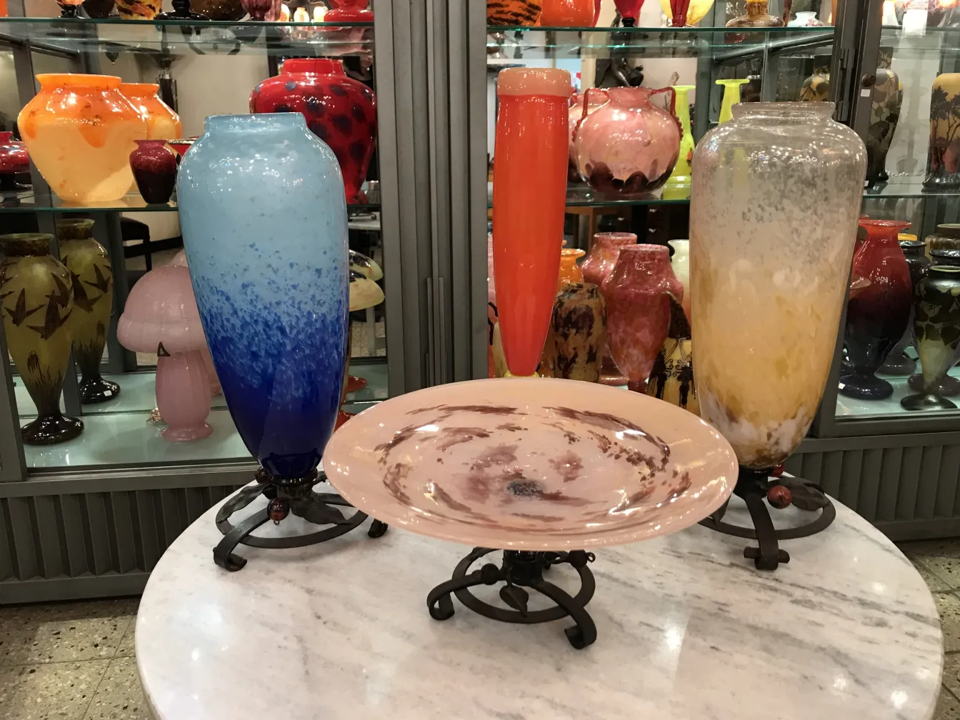 signiertes glas mit blauen nuancen und buntem hintergrund